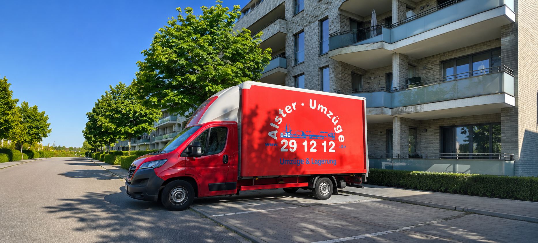 Umzugswagen von Alster Umzüge vor einem Wohnhaus in Hamburg