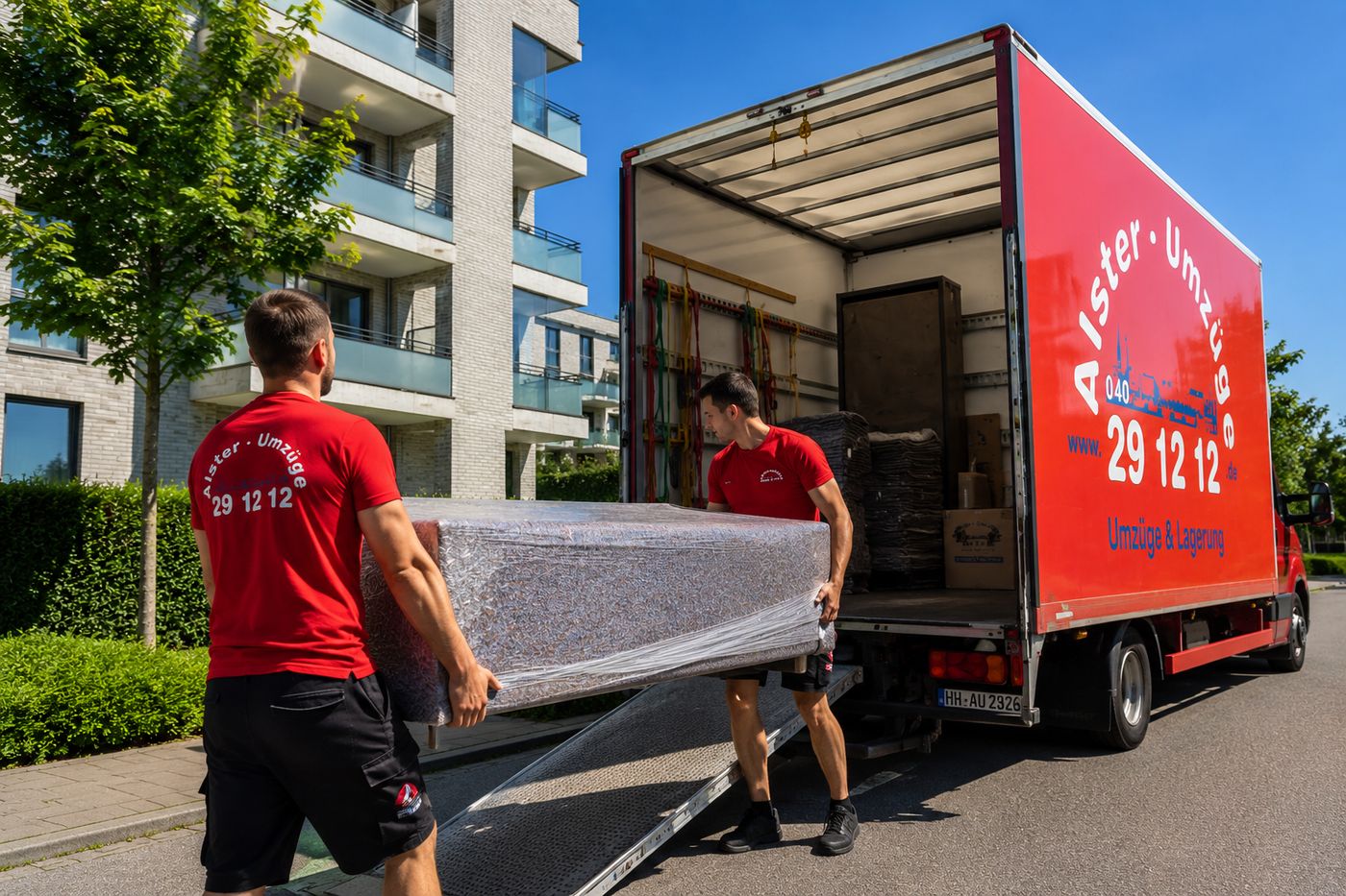 Das Team von Alster Umzüge verlädt eine Matratze in den Umzugswagen