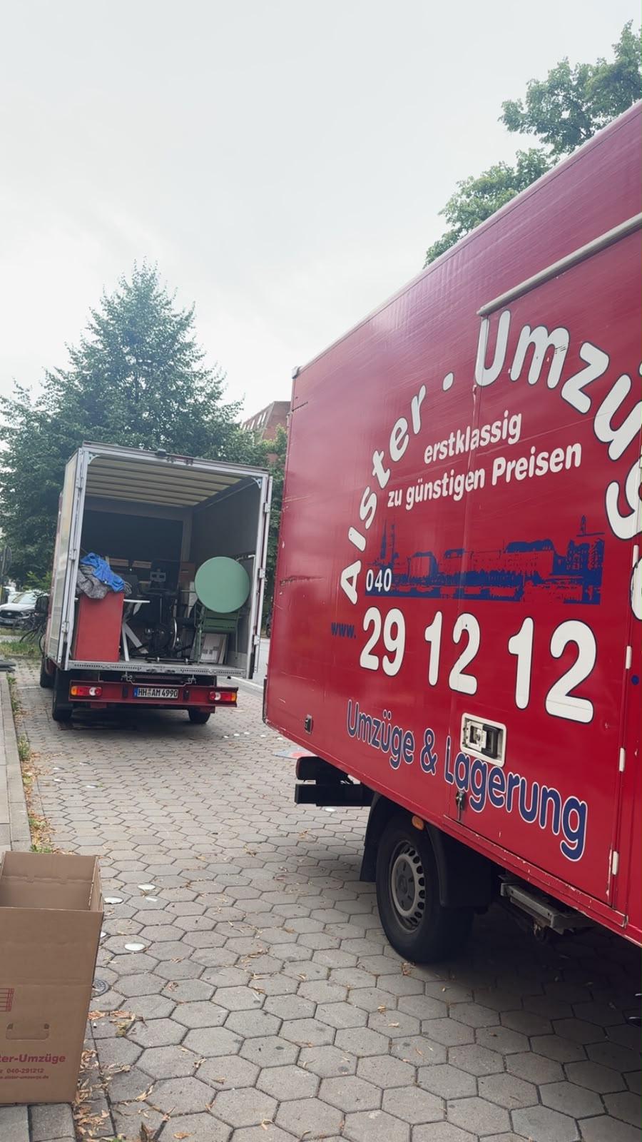 Umzugshelfer beim Beladen in Hamburg